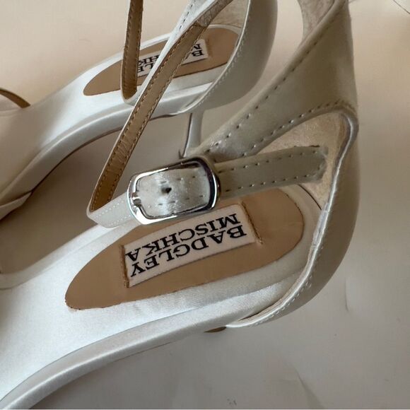 Badgley Mischka Alysha White Satin Open Toe Kitten Heel Bridal Sandal Size 7.5 - Picture 9 of 15